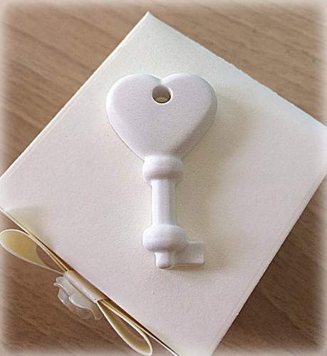 Bomboniera Matrimonio scatolina cubica avorio chiave cuore in ceramica 1