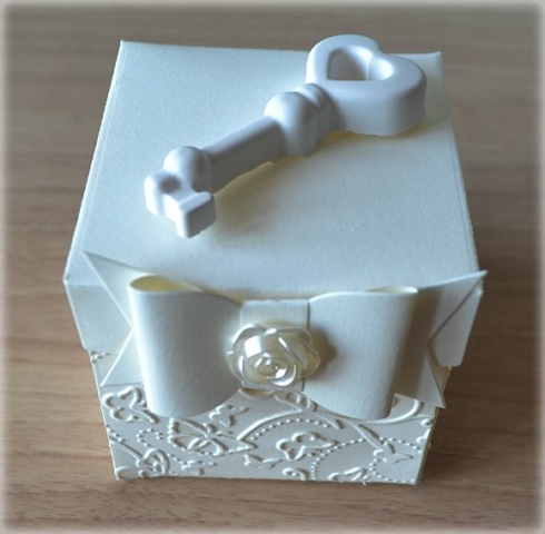 Bomboniera Matrimonio scatolina cubica avorio chiave cuore traforato in ceramica 3