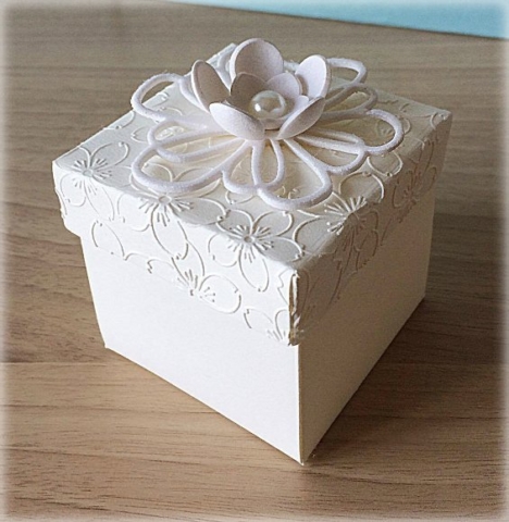 Bomboniera Matrimonio scatolina cubica avorio con fiore grande 4