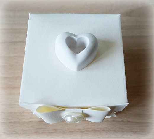Bomboniera Matrimonio scatolina cubica avorio cuore in ceramica 1