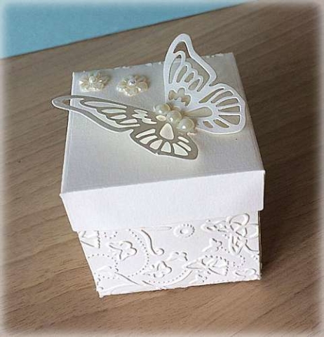 Bomboniera Matrimonio scatolina cubica avorio farfalla e fiorellini 6