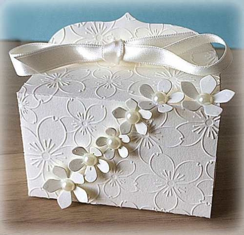 Bomboniera Matrimonio scatolina rettangolare avorio cascata di fiori 5