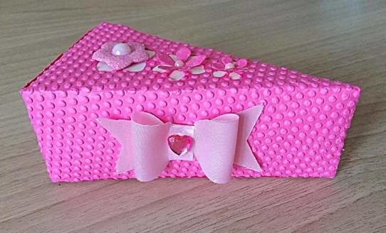 bomboniera a tringolo fucsia con fiocco fiori e cuore 03