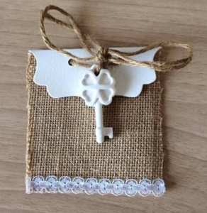 bomboniera sacchettino di juta con decorazione in ceramica