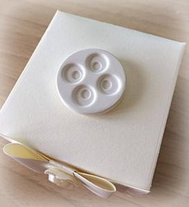 Bomboniera Matrimonio scatolina cubica avorio bottone 4 fori in ceramica 1