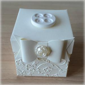 Bomboniera Matrimonio scatolina cubica avorio bottone 4 fori in ceramica 2