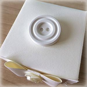 Bomboniera Matrimonio scatolina cubica avorio bottone concentrico in ceramica 1
