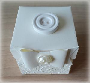 Bomboniera Matrimonio scatolina cubica avorio bottone concentrico in ceramica 2