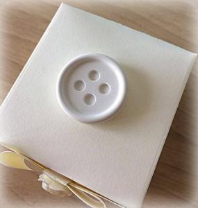 Bomboniera Matrimonio scatolina cubica avorio bottone in ceramica 2