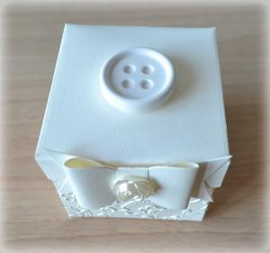 Bomboniera Matrimonio scatolina cubica avorio bottone in ceramica 3