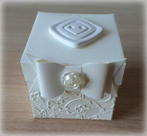 Bomboniera Matrimonio scatolina cubica avorio bottone quadrato in ceramica 2