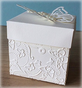 Bomboniera Matrimonio scatolina cubica avorio farfalla e fiorellini 3