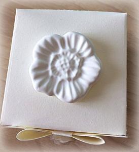 Bomboniera Matrimonio scatolina cubica avorio fiore in ceramica 1