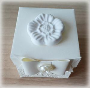 Bomboniera Matrimonio scatolina cubica avorio fiore in ceramica 2