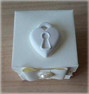 Bomboniera Matrimonio scatolina cubica avorio lucchetto cuore in ceramica 3