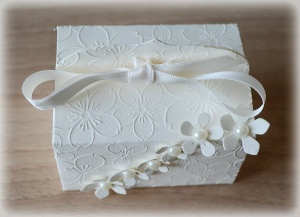 Bomboniera Matrimonio scatolina rettangolare avorio cascata di fiori 3