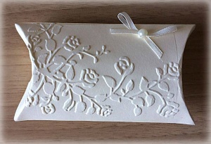 Bomboniera matrimonio scatolina pillow, avorio con rose in rilievo, fiocchetto di raso e perlina