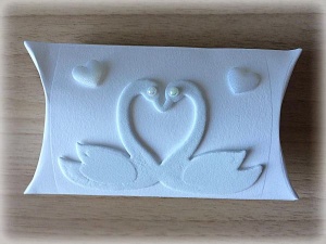 Bomboniera matrimonio scatolina pillow, bianca con cigni innamorati che si baciano, cuoricini e perle 2