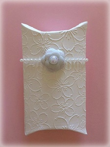 Bomboniera matrimonio scatolina pillow, bianca con fiorellino e cinturino di perline, fiori in rilievo 1