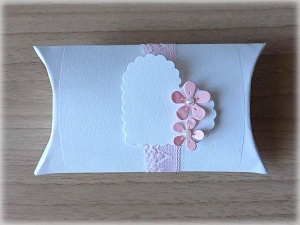 Bomboniera matrimonio scatolina pillow, bianca con nastro di pizzo rosa, decorata con cuore e fiorellini rosa con perle 1