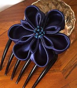 accessorio per capelli da cerimonia in raso blu con perle 01