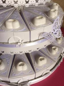 dettaglio sulle bomboniere a fetta di torta decorate con cuori 02